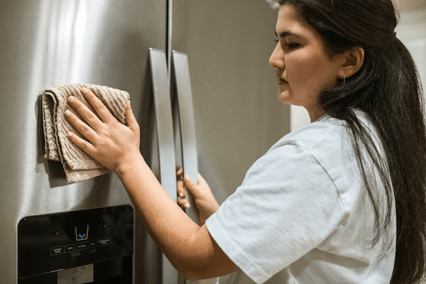 cleaning refrigerator